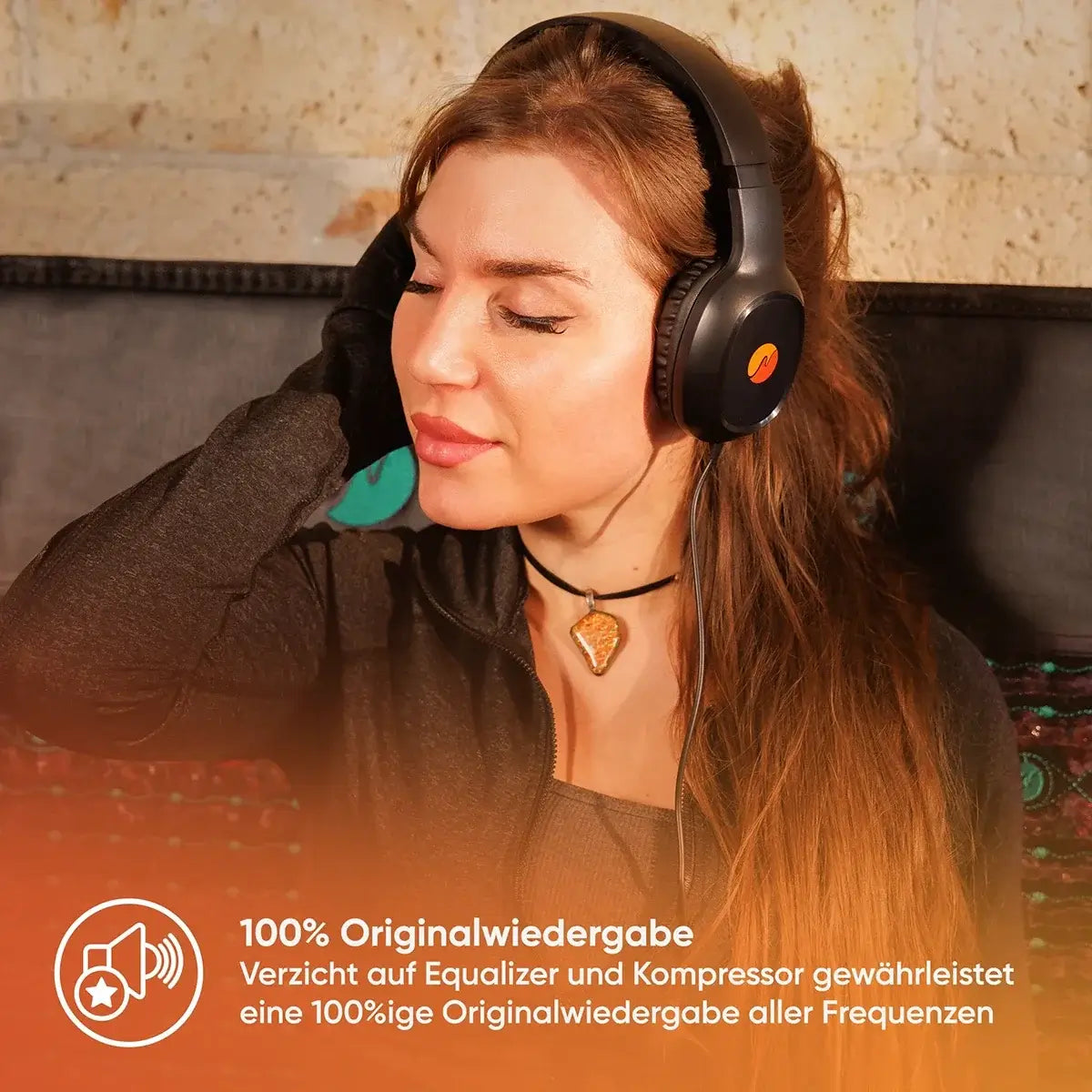 Frau hört mit dem neowake Kopfhörer entspannt auf dem Sofa