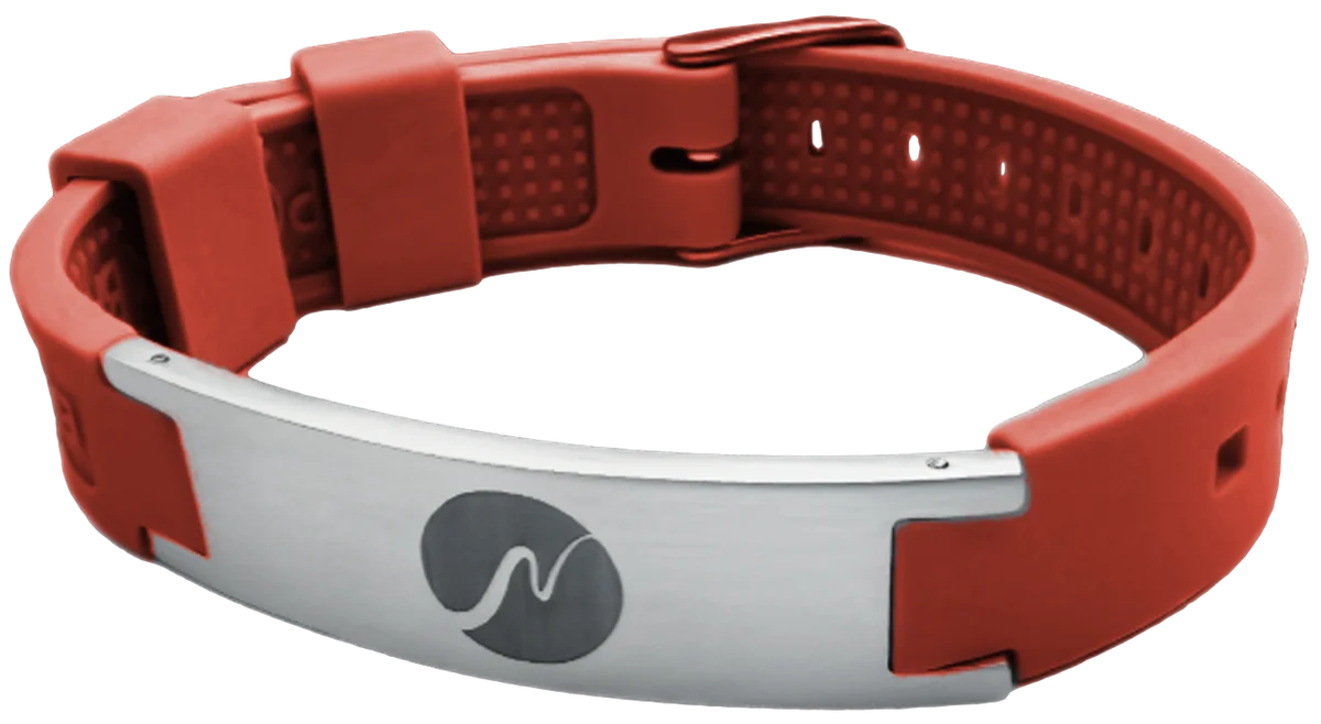 neowake Energy Bracelet in Rot, freigestellt