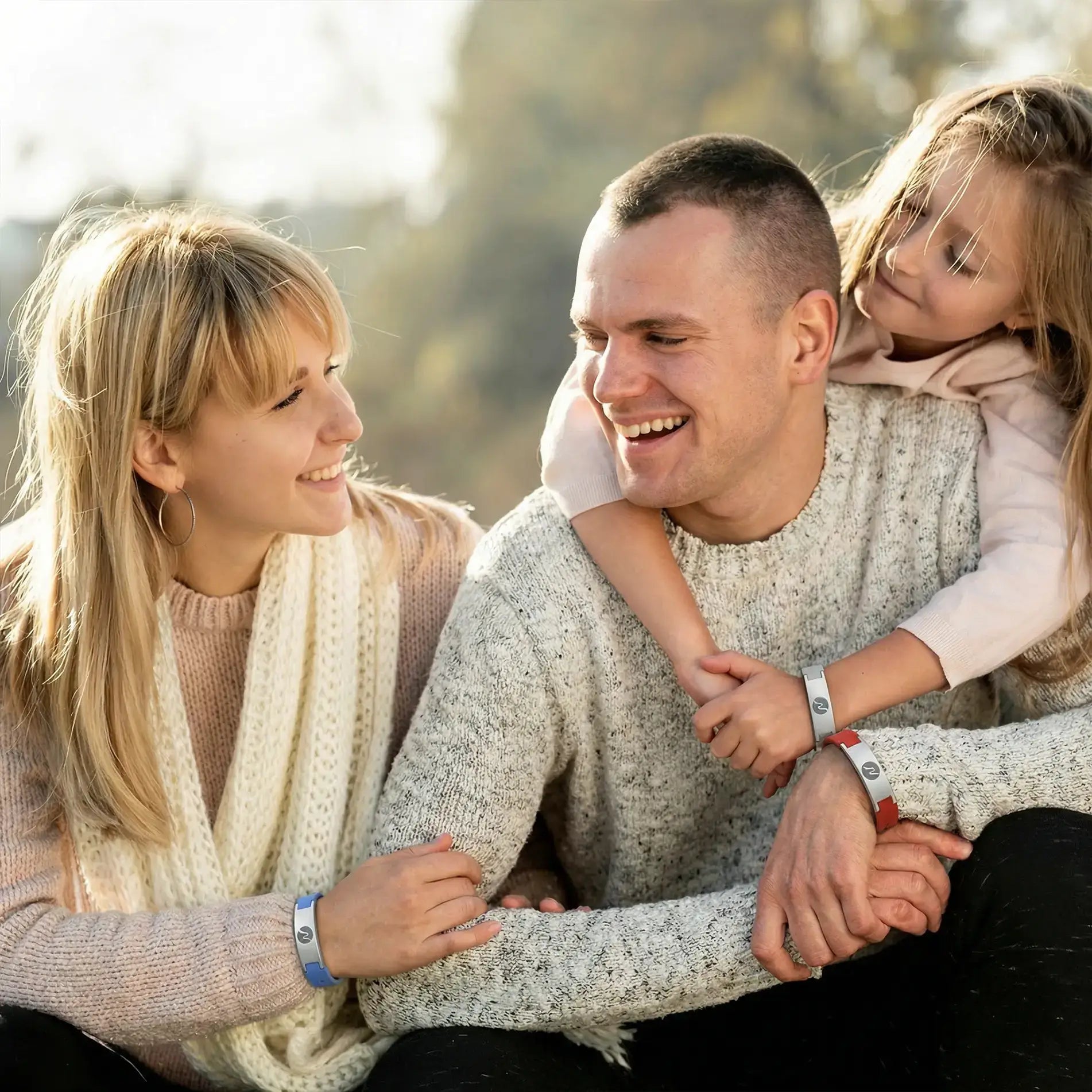 Familie trägt das neowake Energy Bracelet im Alltag