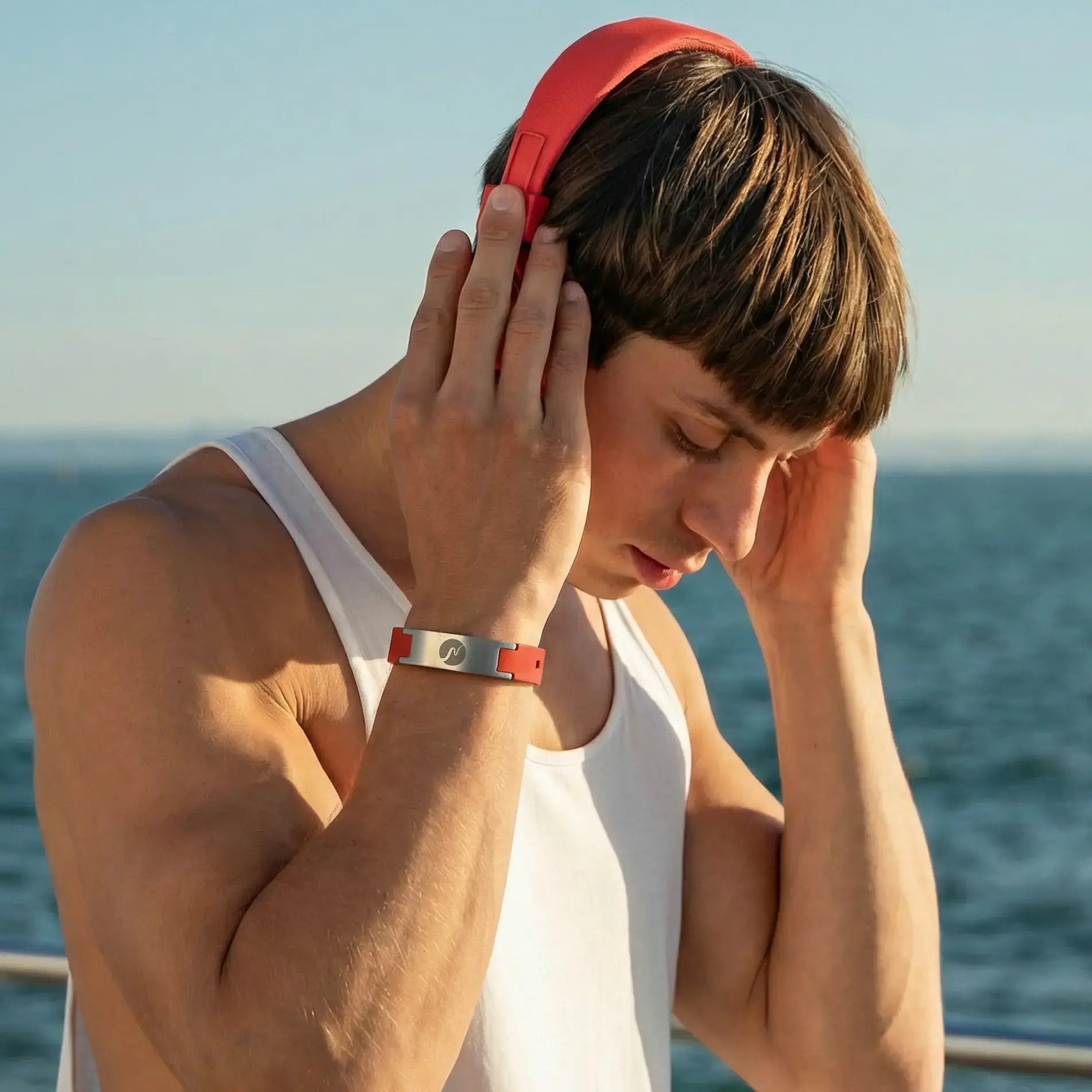 Junger Mann trägt das neowake Energy Bracelet am Handgelenk